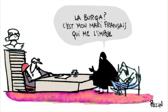 Une femme en Burqa, dans le bureau d'un juge, assis à côté d'un homme barbu. Elle explique au magistrat : 'La burqa ? C'est mon mari français qui me l'impose.'