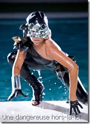 Lady Gaga, jaillissant hors de l'eau telle Aphrodite, avec un superbe masque-boule disco, dont le regard lance des éclairs semblant dire : "que celui qui m'a poussée se dénonce"