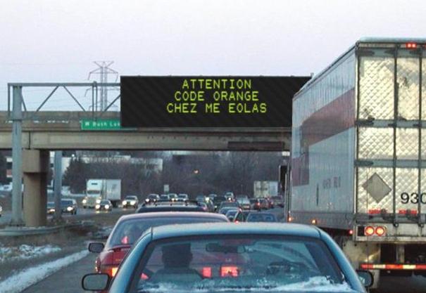 Un panneau lumineux au dessus d'une autoroute encombrée indique : "Attention : Code orange chez Maitre Eolas"
