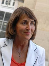 Christine Albanel, cherchant désespérément du regard le paquet télécom qu'elle venait juste de poser là.